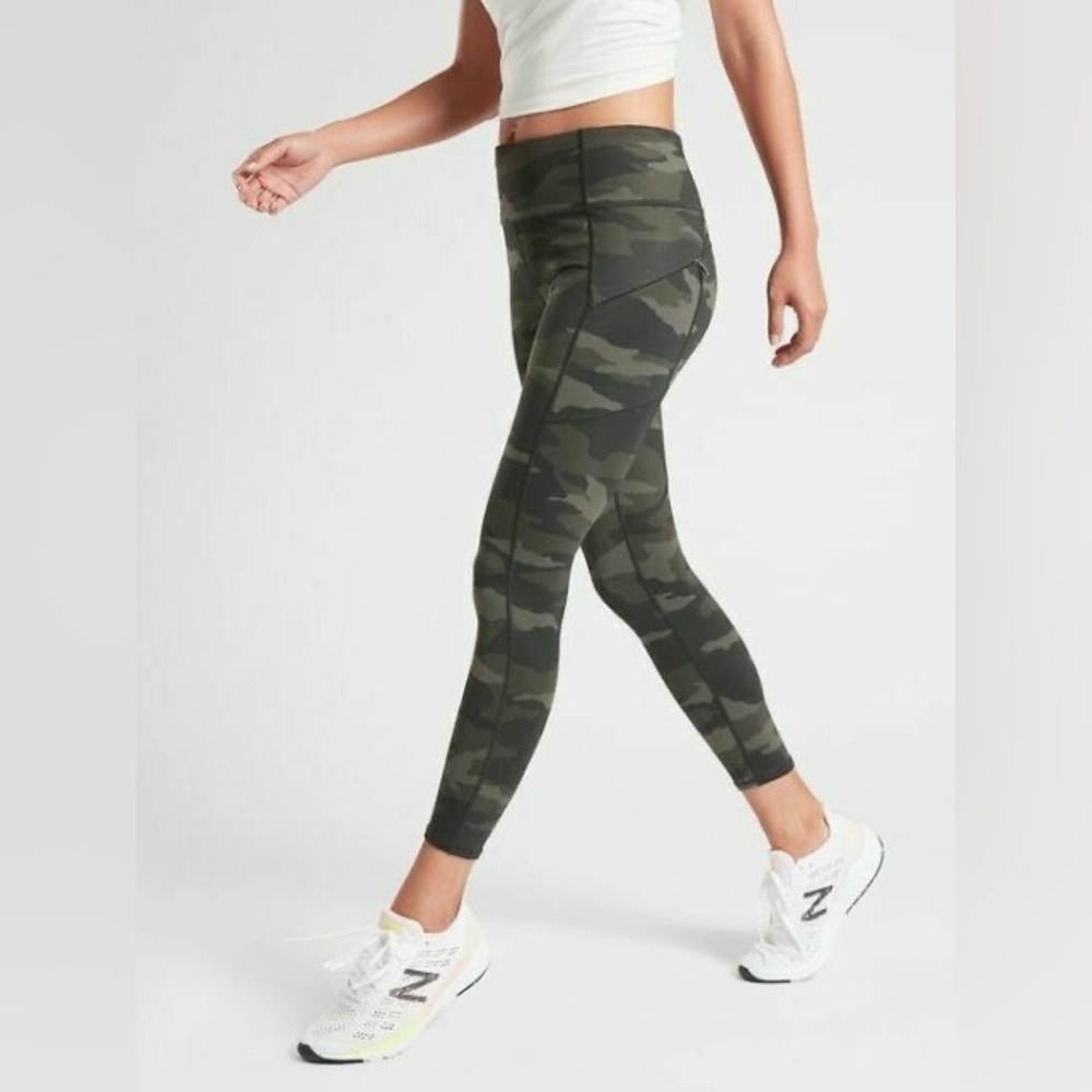 Athleta Camo Contender 7/8 Tight Size M